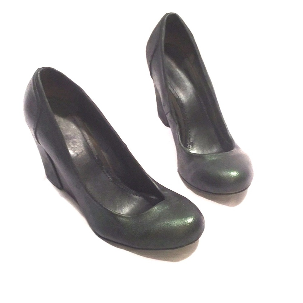 Color Shifting Round Toe Wedges
